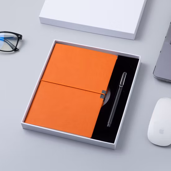 Set regalo portachiavi con logo personalizzato 2023, tazza di aspirapolvere, penna e notebook in PU